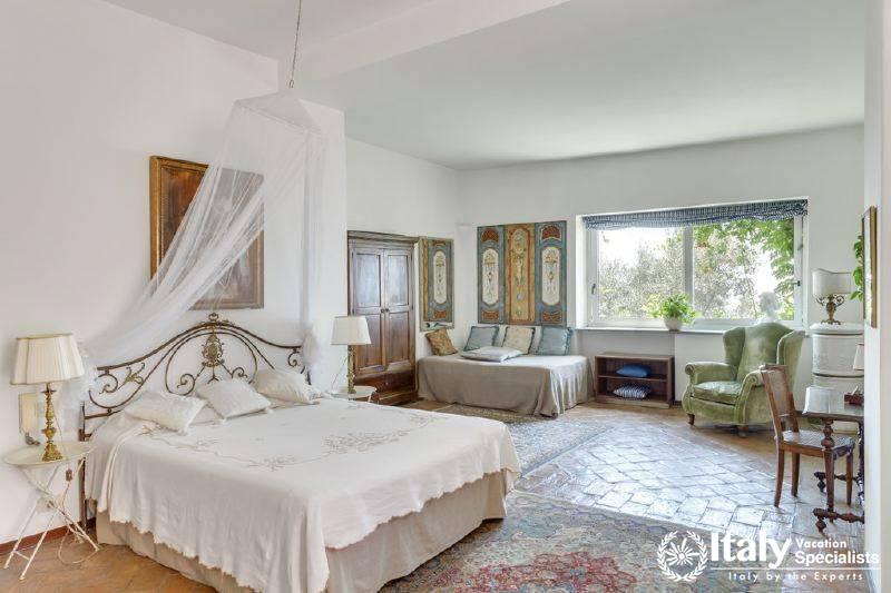 Beautiful bedroom in Villa Aranceto