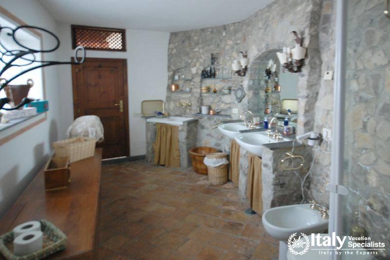 Excellent bathroom of Villa Aranceto