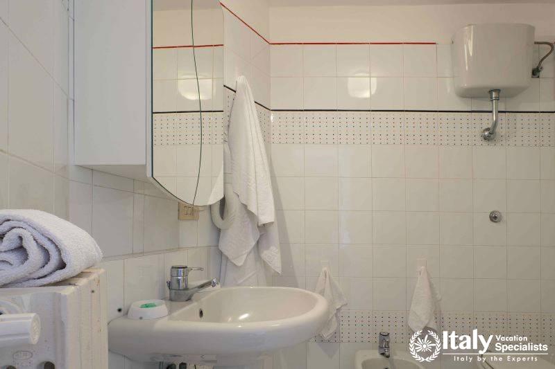 White tiles bathroom in Villa Mafalda