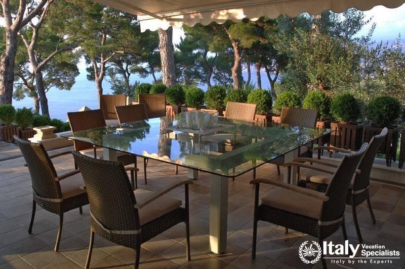 Outdoor dinning area in Villa Moyria