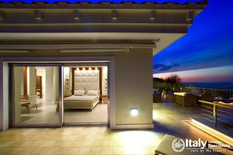 All windowed bedroom in Villa Moyria