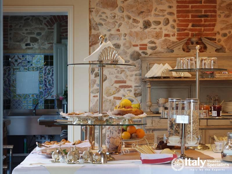 Excellent kitchen and table full of food in Villa Pattoni