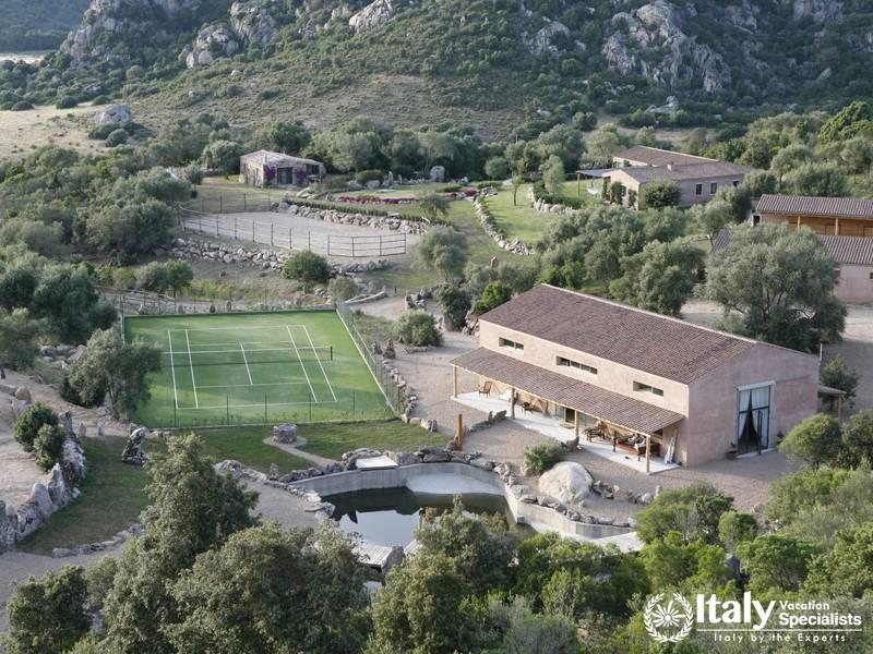 Overview of tennis court, swimming and Villa Piera