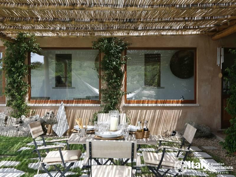 Outdoor dinning and sitting area in Villa Piera