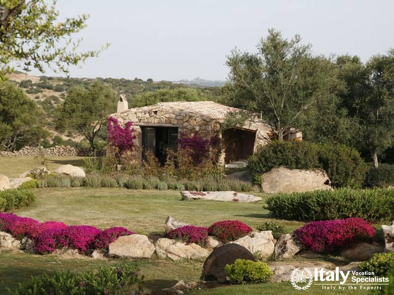 Garden and apartments in Villa Piera