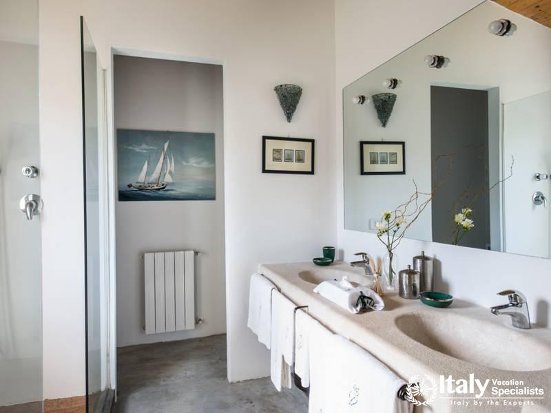Excellent white-tiles bathroom in Villa Piera