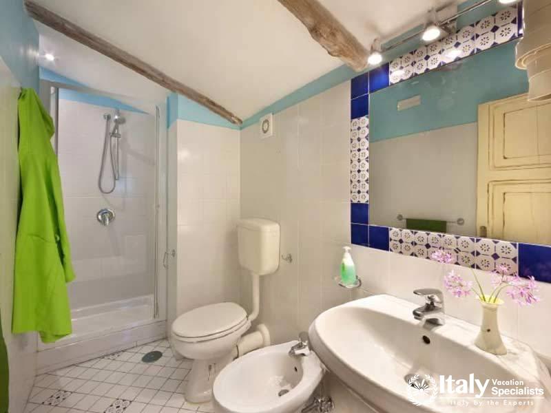 Bathrooms with shower in Villa Livia