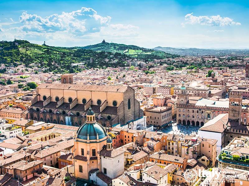 Danza Urbana is an international dance festival held in the streets of Bologna.
